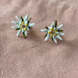 Les NEREIDES edelweiss White and Yellow Floral Earrings